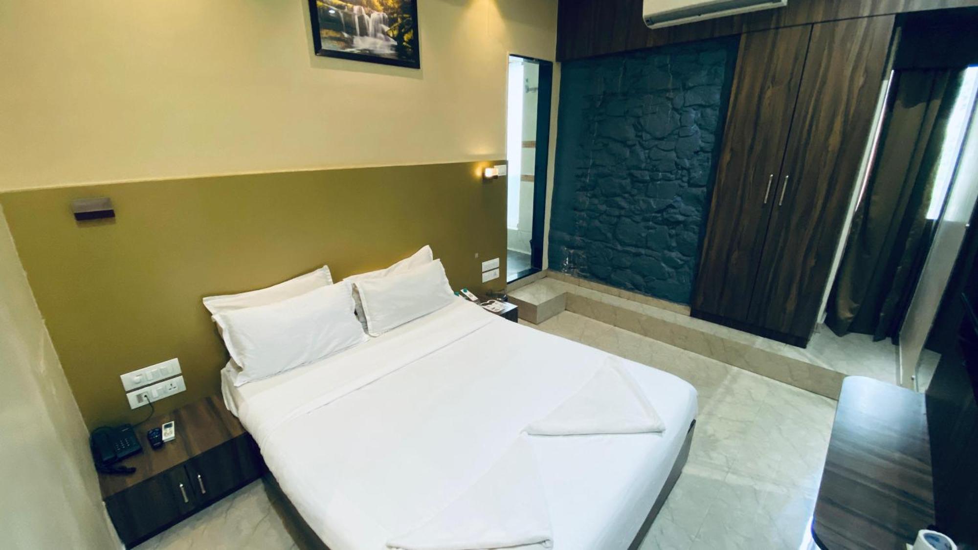 Palm Breeze Hotel - Colaba Mumbai Exterior photo